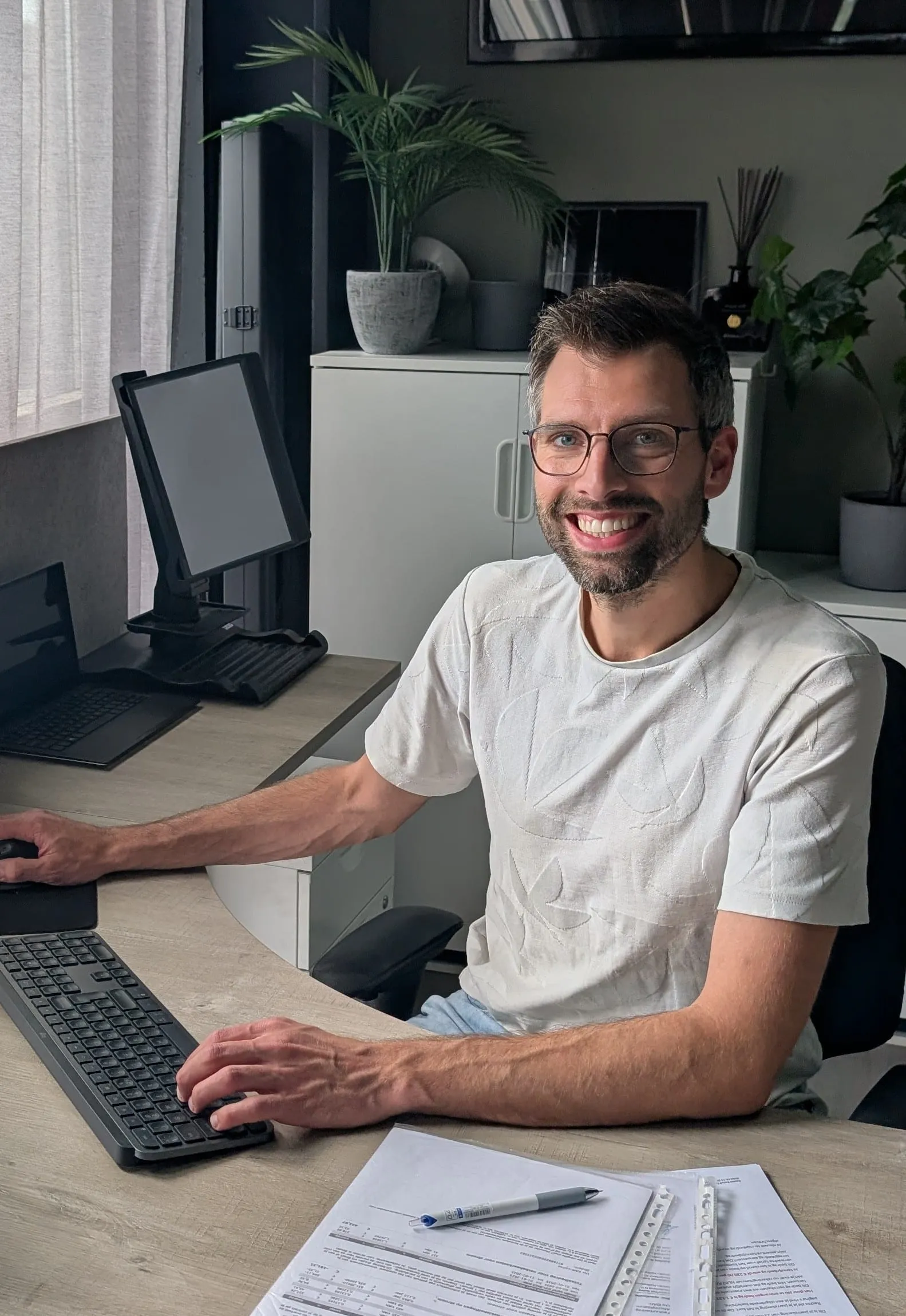 Energie-expert van Control Energy aan zijn bureau