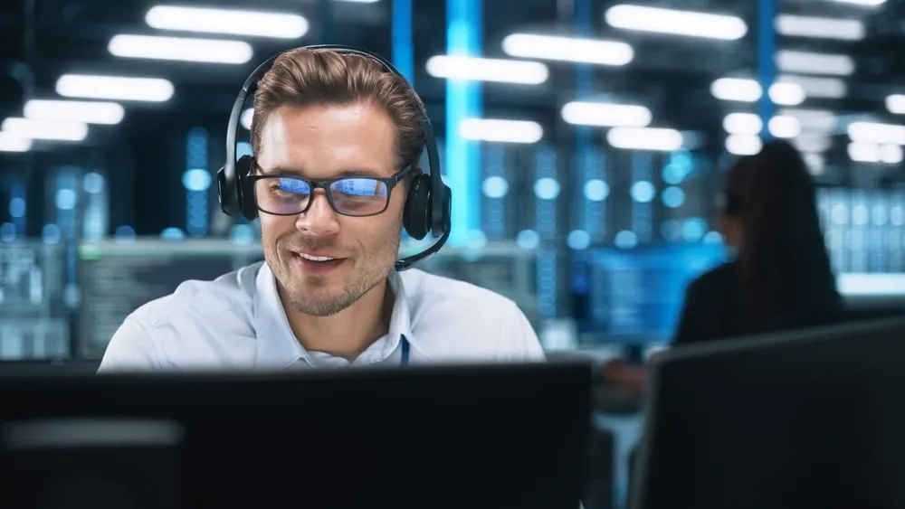 Helpdeskmedewerker met headset helpt een klant