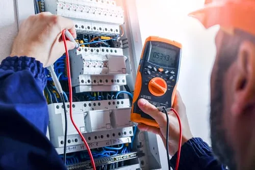 Monteur meet met een multimeter in een groepenkast
