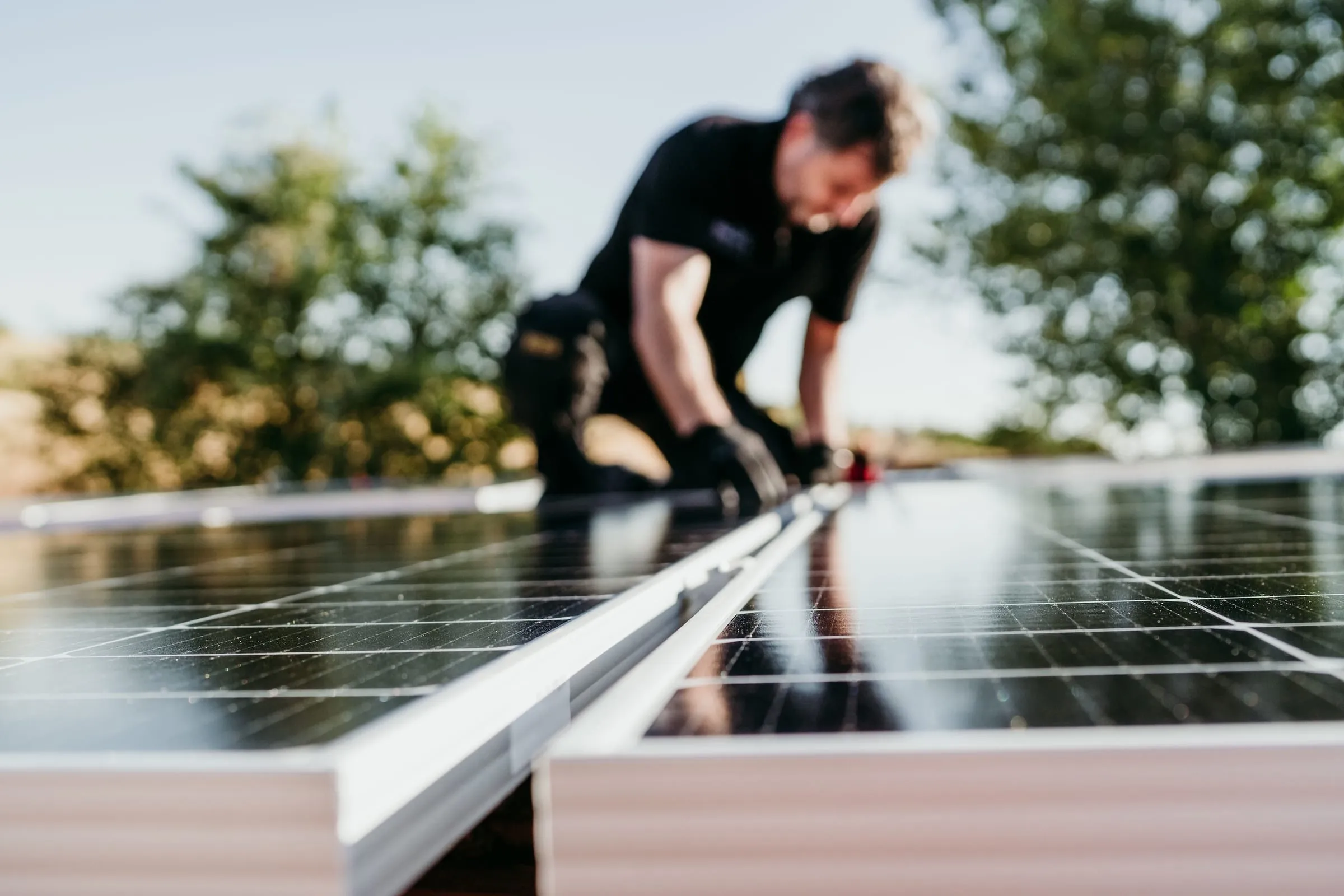 Installateur werkt aan zonnepanelen op een dak